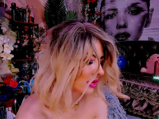 Live sex webcam photo for LolaHornyXXX #290831822