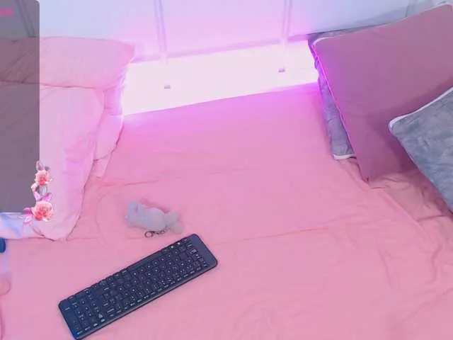 Live sex webcam photo for LolaLeon #288857827