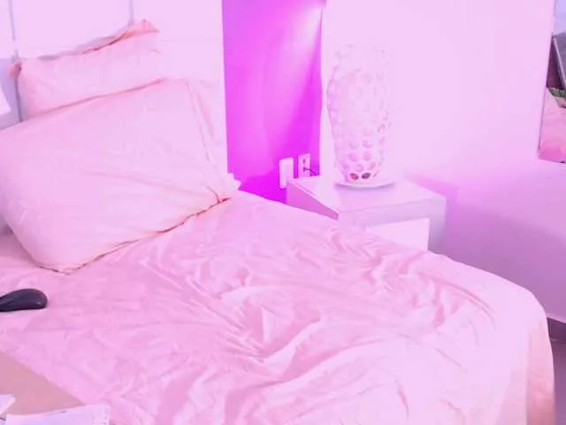 Live sex webcam photo for LolaLeon #290003948