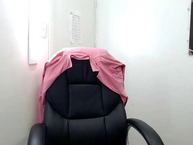 Live sex webcam photo for LolaMadison02 #271969651