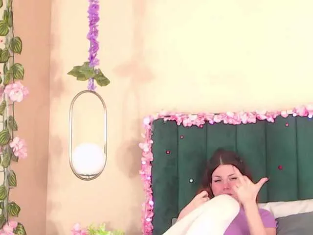 Live sex webcam photo for LolaMustaine #273396782