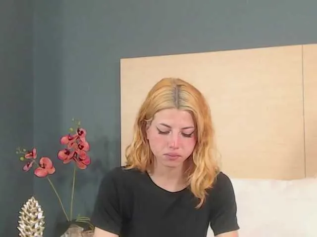 Live sex webcam photo for LolaMustaine #274057490