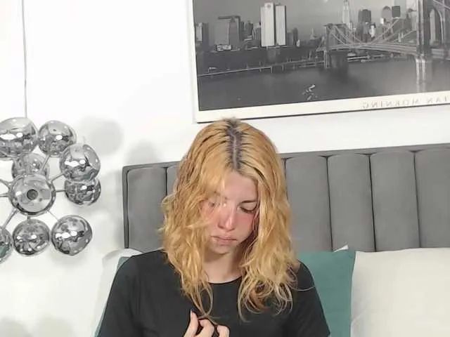 Live sex webcam photo for LolaMustaine #274168105