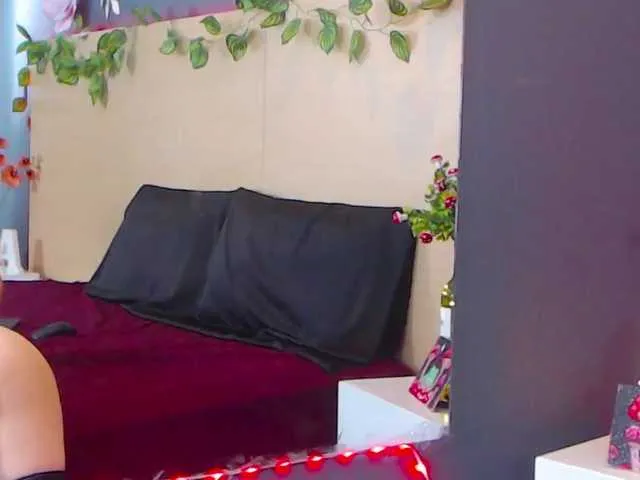 Live sex webcam photo for LolaMustaine #274462799