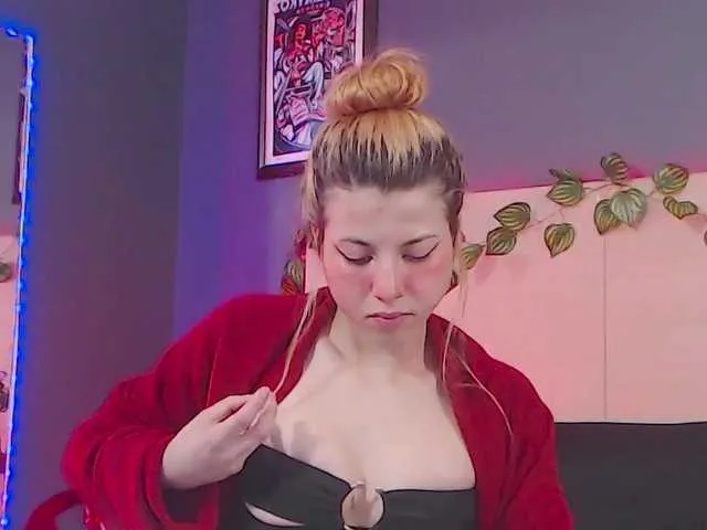 Live sex webcam photo for LolaMustaine #274779258