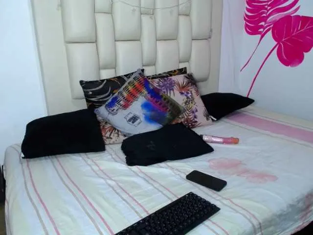 Live sex webcam photo for LolaNaughty #275517822