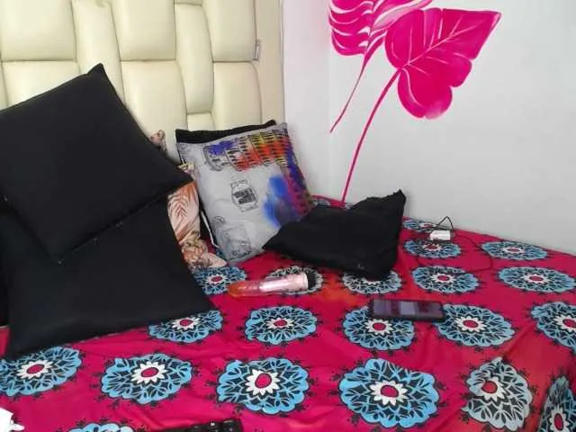 Live sex webcam photo for LolaNaughty #275544973