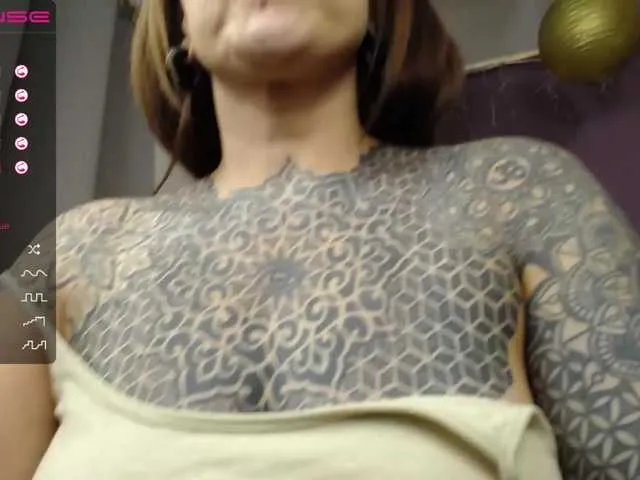 Live sex webcam photo for LolaRouse #287975867