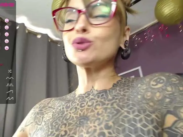 Live sex webcam photo for LolaRouse #287975915