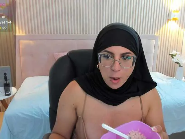 Live sex webcam photo for LolaSweet #290733727