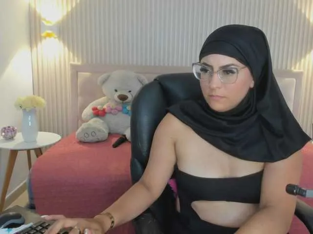 Live sex webcam photo for LolaSweet #291141977