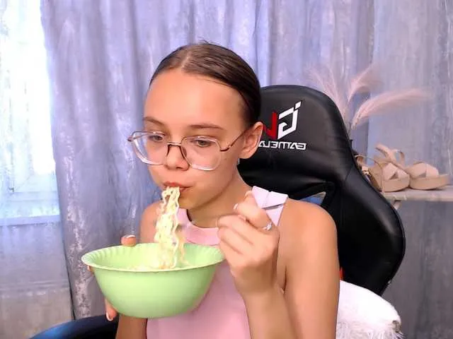 Live sex webcam photo for LollyPolly #291561806