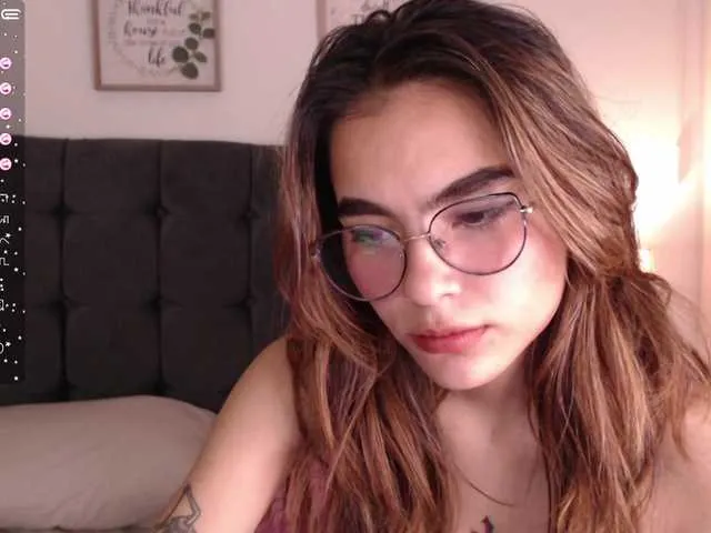 Live sex webcam photo for Lolyscute #275703197