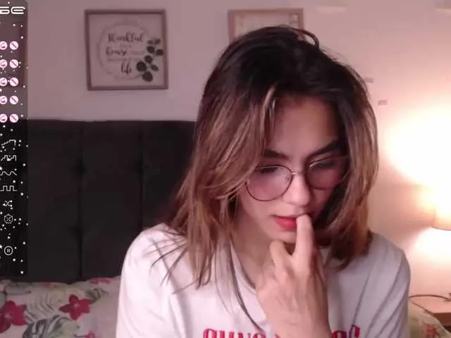 Live sex webcam photo for Lolyscute #275772446