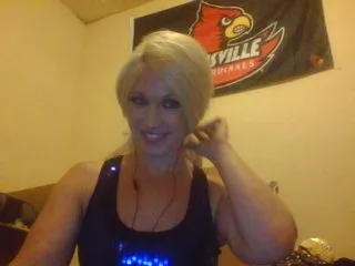 Live sex webcam photo for LonnieLove #179953548