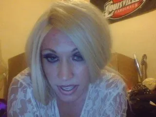 Live sex webcam photo for LonnieLove #179959453