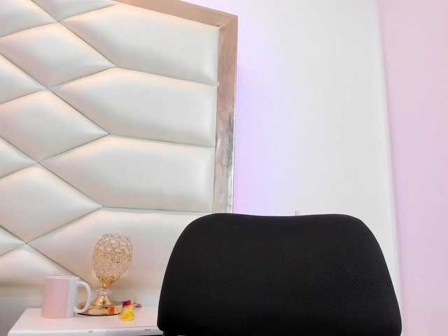 Live sex webcam photo for LoraineRios #276745850