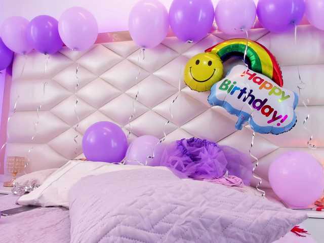 Live sex webcam photo for LoraineRios #277223490