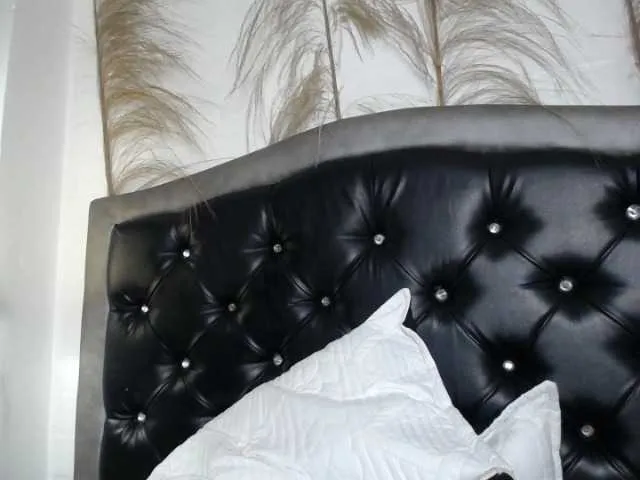 Live sex webcam photo for Lorainne-Love #289670785