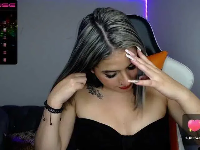 Live sex webcam photo for Loregirl69 #271990034