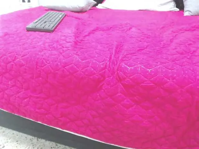 Live sex webcam photo for Lorraine-20 #272858792