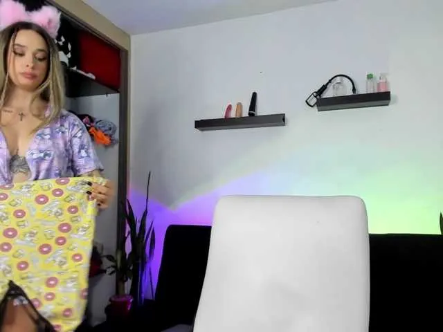 Live sex webcam photo for Lorrena01 #290498054