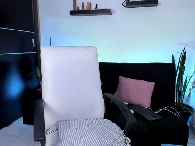 Live sex webcam photo for Lorrena01 #290571498