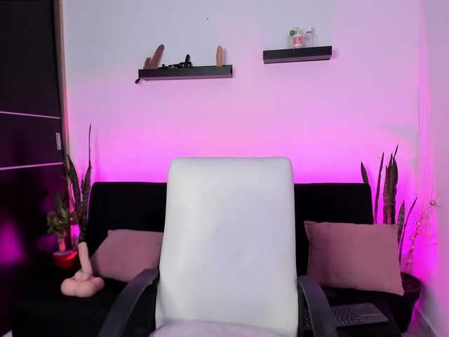 Live sex webcam photo for Lorrena01 #290735089