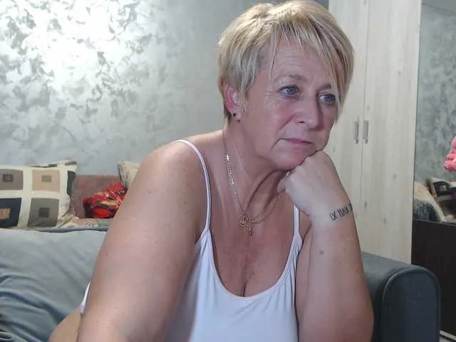 Live sex webcam photo for LovePinkLilli #292075913