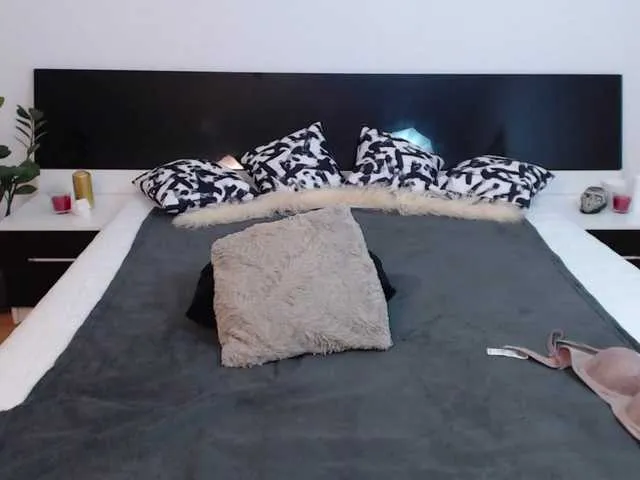 Live sex webcam photo for LovelyBrownie #273946400