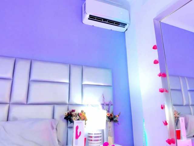 Live sex webcam photo for LovelyNicky #277712568