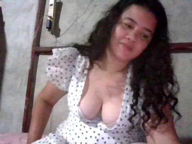 Live sex webcam photo for LovelyShaxxx3 #293035739