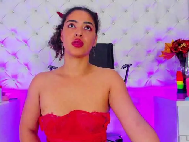 Live sex webcam photo for Luana24 #290341393