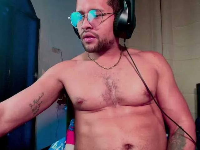 Live sex webcam photo for LucasGaeel #292072187
