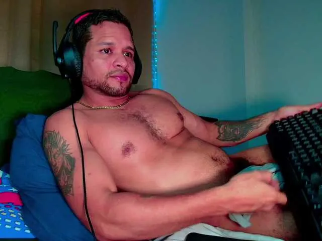 Live sex webcam photo for LucasGaeel #292244538