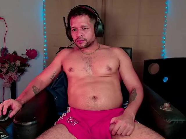 Live sex webcam photo for LucasGaeel #292507366