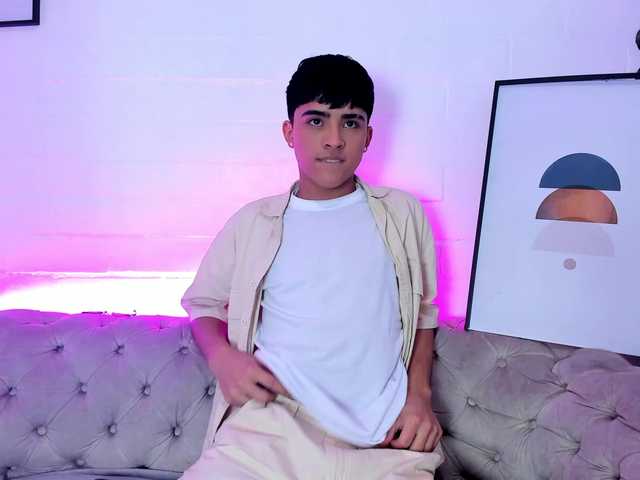 Live sex webcam photo for Lucaslovee #290895307