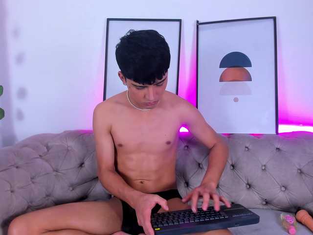 Live sex webcam photo for Lucaslovee #290997700