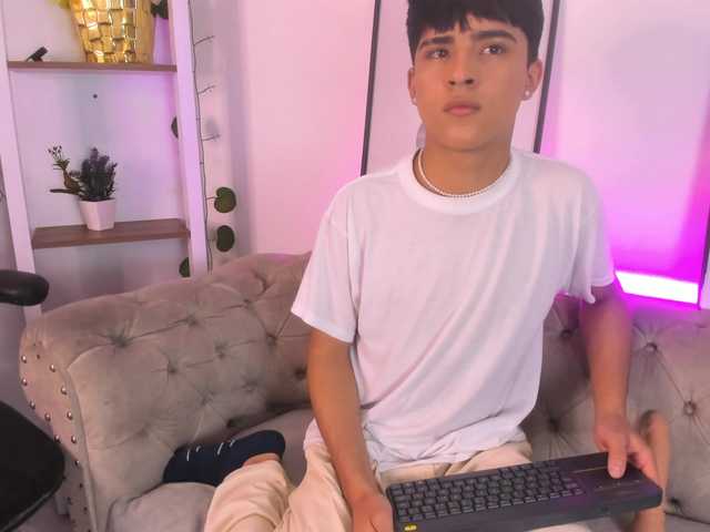 Live sex webcam photo for Lucaslovee #291021271