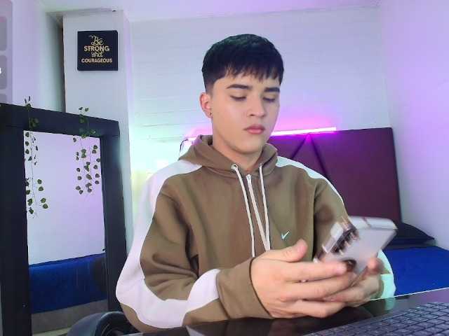 Live sex webcam photo for Lucaslovee #292002707