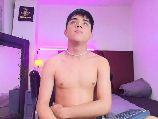 Live sex webcam photo for Lucaslovee #292356474