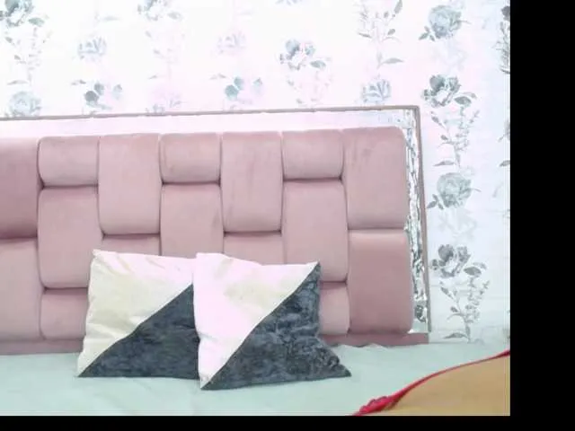 Live sex webcam photo for LuciaDawson #274049526