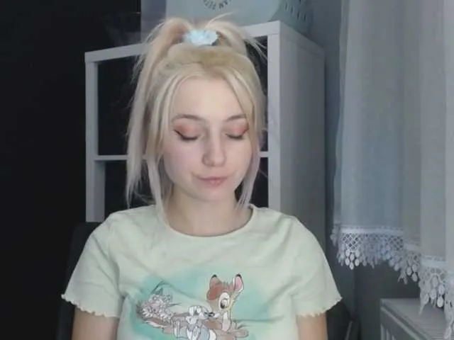 Live sex webcam photo for LuciaLovely #277096411