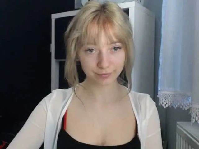 Live sex webcam photo for LuciaLovely #277636173