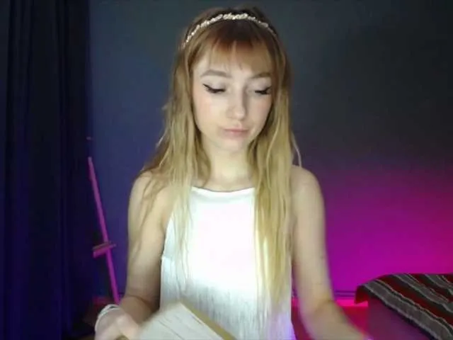 Live sex webcam photo for LuciaLovely #290920886