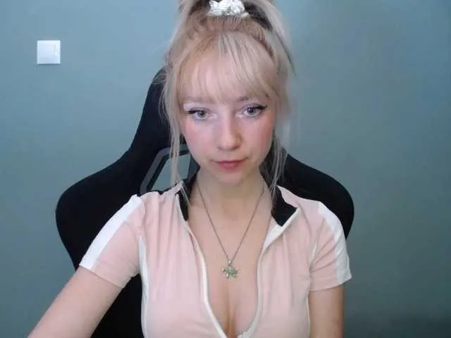 Live sex webcam photo for LuciaLovely #291646924