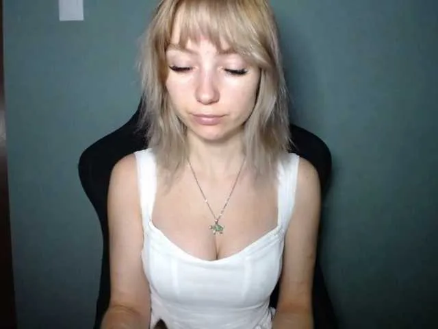 Live sex webcam photo for LuciaLovely #291721894