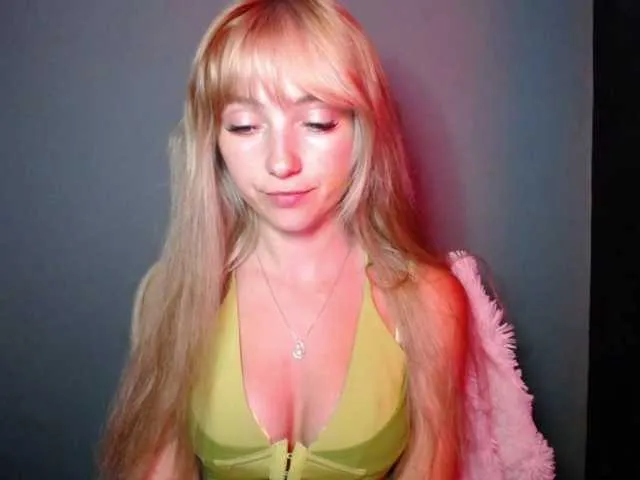 Live sex webcam photo for LuciaLovely #291832434