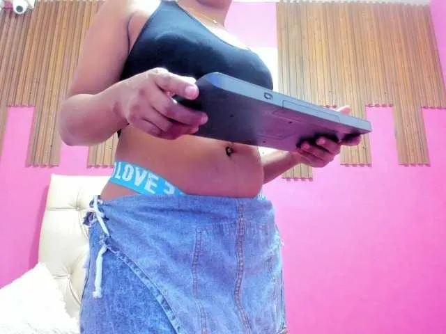 Live sex webcam photo for LuciaSpear #292355943