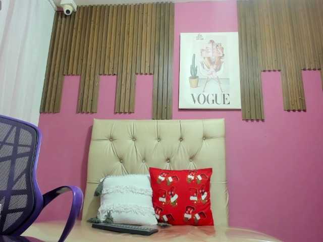 Live sex webcam photo for LuciaSpear #292403064